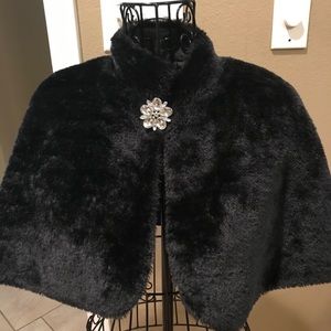 🧚🏾‍♂️Amy Byer Faux Fur Cape